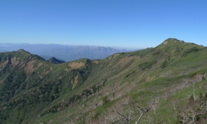 沖武尊から先に伸びる稜線上の剣ヶ峰山（左）