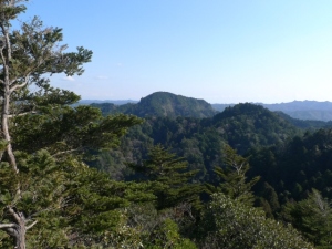 高宕山山頂から八良塚を望む