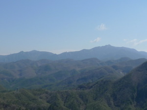 金峰山（右）、小川山と瑞牆山（左）