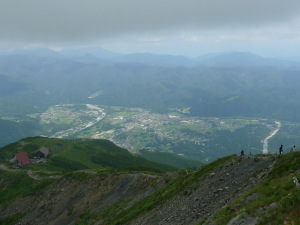 八方尾根から白馬村を見下ろす
