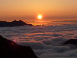 雲海に沈む夕日　五竜山荘から